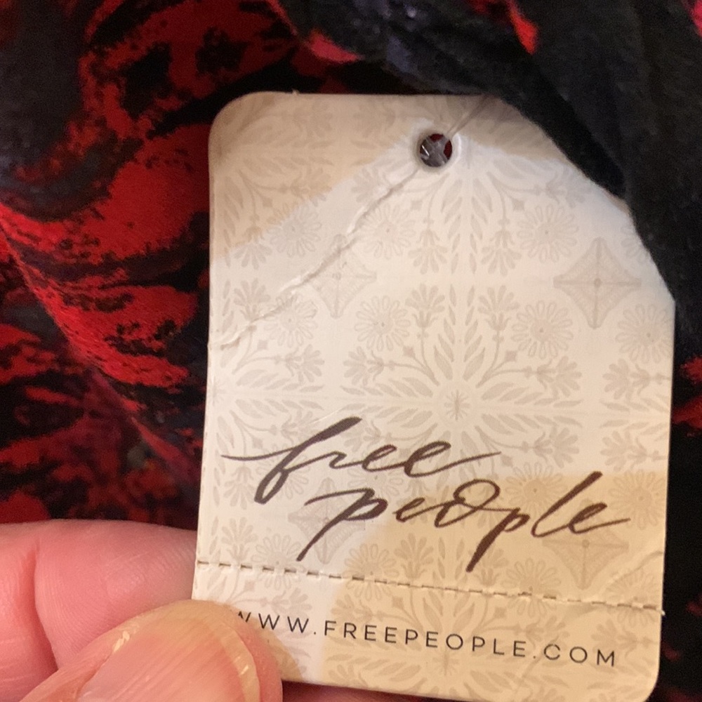 NWT “Free People” red/blk trim smocked sleeve top - Picture 6 of 7